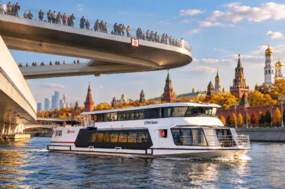Электроход «Стрельна» у Парящего моста — осенняя прогулка по Москве-реке Электроход «Стрельна» под Парящим мостом в парке «Зарядье» осенью